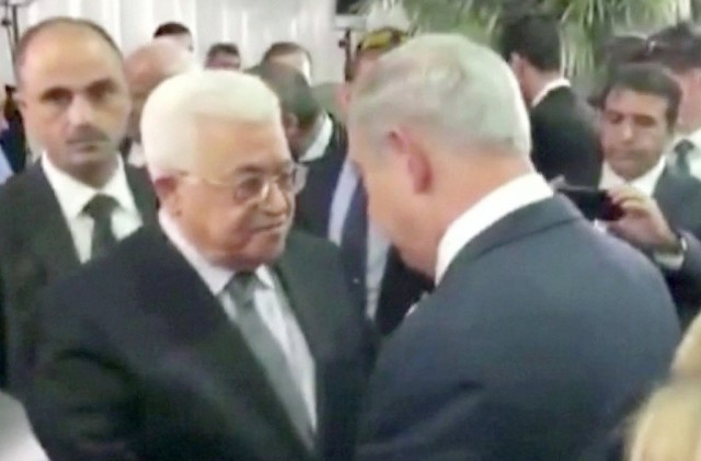 Primeiro-ministro israelita e líder palestiniano trocam aperto de mão