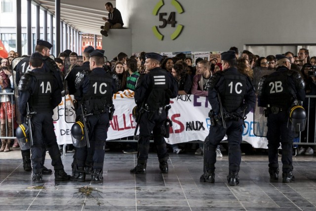 Confrontos em França entre polícia e manifestantes pró-migrantes causam vários feridos