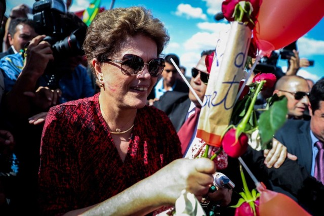 Brasil afasta funcionários públicos suspeitos de agilizar reforma de Dilma