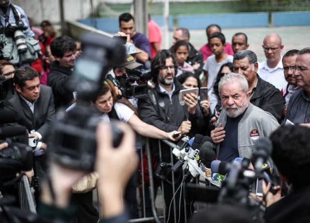 Lula da Silva vota nas eleições municipais no Brasil entre vaias e aplausos