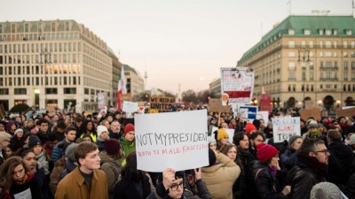 700 pessoas protestam em Berlim contra muro de Trump