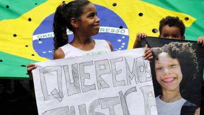 A cada hora uma criança ou adolescente morre atingido por arma de fogo no Brasil