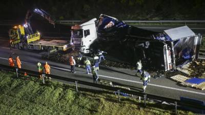 Acidentes, mortes e condenação dominam madrugada informativa