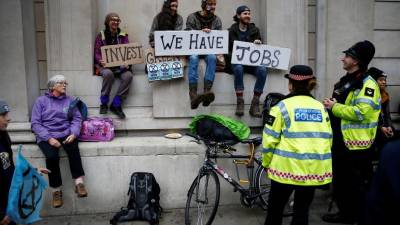 Activistas invadem centro financeiro de Londres