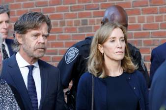 Actriz de ‘Donas de Casa Desesperadas’ Felicity Huffman condenada a 14 dias de prisão