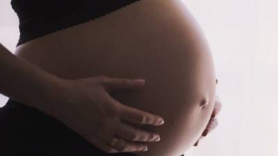 Adolescente violada pelo irmão condenada a 6 meses de prisão por aborto na Indonésia