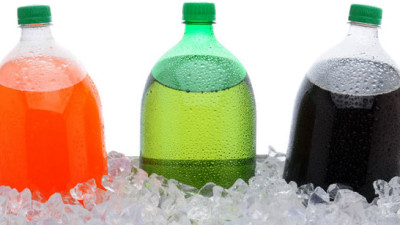 Adolescentes britânicos consomem por ano uma banheira de refrigerantes