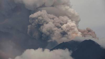 Aeroporto de Bali encerrado pelo terceiro dia consecutivo devido a erupção vulcânica