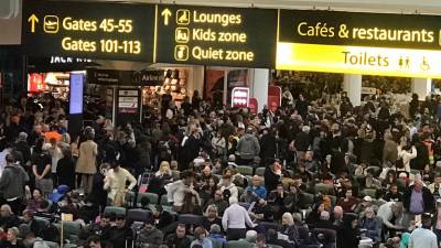Aeroporto de Gatwick encerrado após avistamento de drones deixa milhares de passageiros ‘em terra’