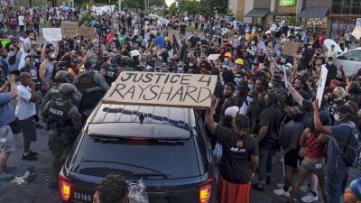 Agente policial de Atlanta demitido após morte de jovem negro
