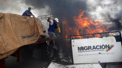 Ajuda humanitária foi incendiada na fronteira por manifestante da oposição (com vídeo)