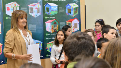 Alunos do 1º Ciclo expõem “casinhas-biblioteca” na CMF