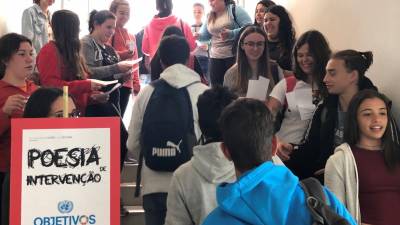 Alunos do Porto Santo distribuem poemas de intervenção no Dia Mundial do Livro
