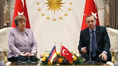 Angela Merkel pede a Erdogan que procure “diálogo respeitoso”