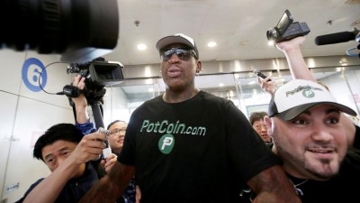 Antigo basquetebolista oferece livro de Trump a ministro norte-coreano