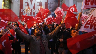 Apoiantes de Erdogan festejam vitória já garantida