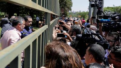 Apoiantes de Guaidó deixam embaixada da Venezuela no Brasil após 12 horas de ocupação