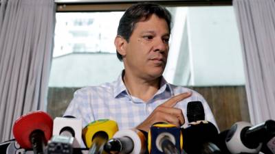 Apoiantes de Haddad e artistas entregam panfletos e conversam em cafés para ‘virar’ votos