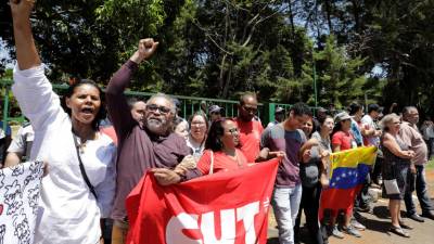 Apoiantes de Juan Guaidó entraram na embaixada da Venezuela no Brasil