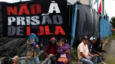 Apoiantes de Lula atingidos a tiro em vigília de apoio em Curitiba