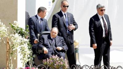 Argélia expulsa para o deserto quase 400 pessoas, incluindo grávidas e crianças