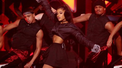 Ariana Grande promete dar concerto de beneficência em Manchester