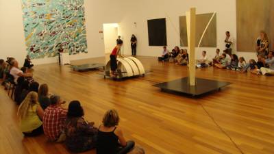 Artes plásticas e performativas em foco no MUDAS