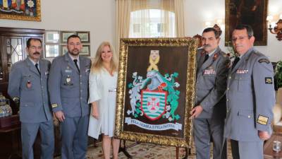 Artista Lucinda Perestrelo doa quadros à Zona Militar da Madeira