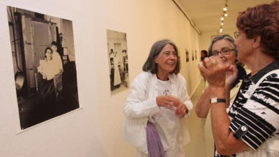Artista madeirense Lourdes Castro mostra álbuns de família um a um na Culturgest