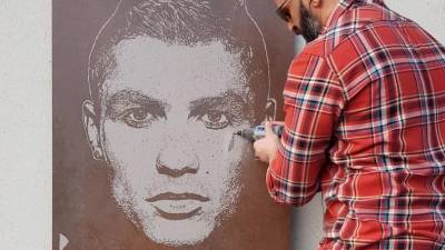 Artista português esculpe mural de cerâmica com cara de Cristiano Ronaldo