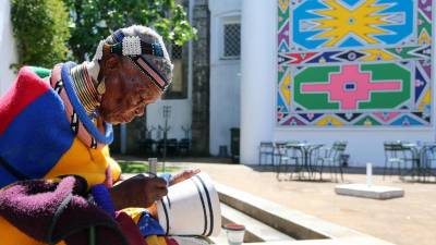 Artista sul-africana Esther Mahlangu cria mural em Évora