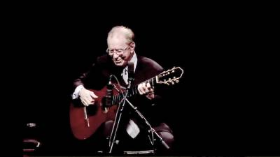 Artistas brasileiros lamentam morte do “mestre” e “génio” João Gilberto
