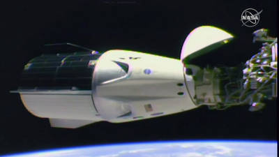 Astronautas levados pela SpaceX chegaram à Estação Espacial Internacional