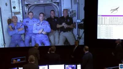 Astronautas transportados pela SpaceX tentam acomodar-se na Estação Espacial Internacional