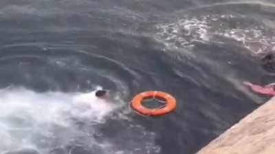 Atirou-se à agua para salvar mulher que se estava a afogar, um acto captado em vídeo