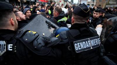 Aumenta contestação à actuação da polícia nos protestos dos “coletes amarelos”  em França