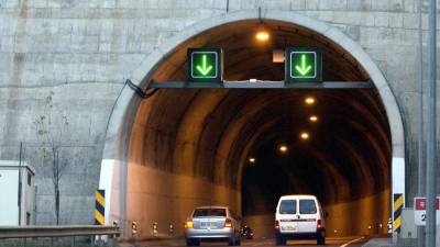 Autocarro avariado verte óleo no túnel da Quinta Grande e condiciona trânsito