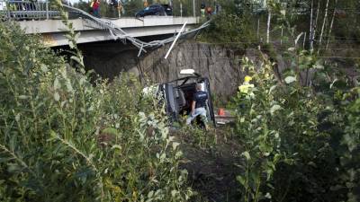 Autocarro choca com automóveis e cai de viaduto na Finlândia provocando 4 mortos