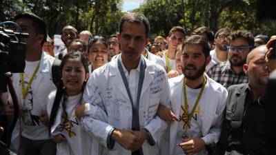 Autoproclamado presidente interino da Venezuela denuncia intimidação de forças policiais à sua família