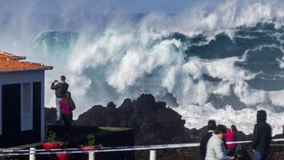 Autoridade marítima dos Açores determina encerramento de portos devido ao furacão