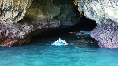 Autoridade Marítima Nacional resgata 12 pessoas do interior de uma gruta em Lagoa