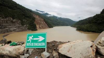 Autoridades colombianas ordenam evacuação da maior barragem em construção no país