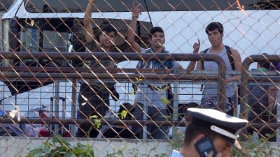 Autoridades começam a desmantelar campo de refugiados em antigo aeroporto de Atenas