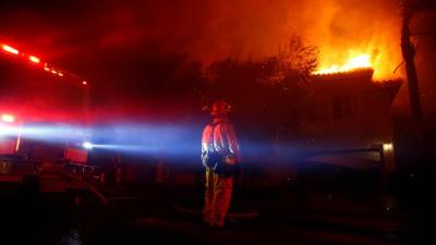 Autoridades confirmam pelo menos cinco mortos nos incêndios na Califórnia