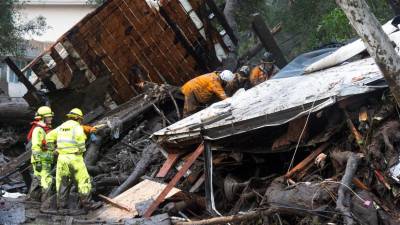 Autoridades continuam buscas por vítimas da tempestade que já provocou 13 mortes na Califórnia
