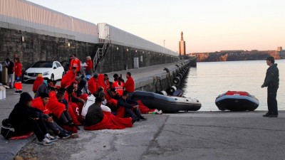 Autoridades espanholas resgatam 34 adultos e um bebé de embarcação