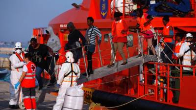 Autoridades espanholas resgataram 111 imigrantes do mar de Alborão