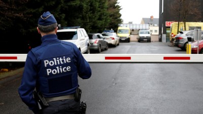 Autoridades fecham parte de Bruxelas para investigar veículo suspeito