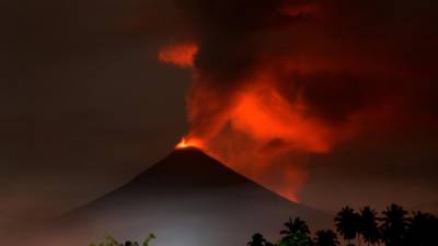 Autoridades indonésias elevam nível de alerta do vulcão Anak Krakatoa