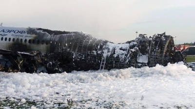 Autoridades russas recuperam 41 corpos e caixas negras do avião que se incendiou